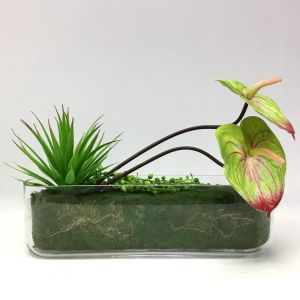 แจกันดอกไม้ปลอมโมเดิร์น ดอกหน้าวัวจัดในแจกันแก้วทรงรี ตกแต่งด้วยต้นไม้และมอส