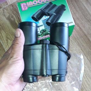 Một chiếc ống nhòm màu đen bằng nhựa và kèm theo dây đeo rất đẹp