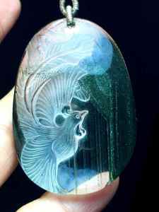 ต่างหูฟีนิกซ์ผีสีเขียวธรรมชาติที่มีผลึกที่ชัดเจนและสีเขียวชอุ่มเป็นสัญลักษณ์ของความสุขความสงบความเจริญรุ่งเรืองและความเจริญรุ่งเรือง