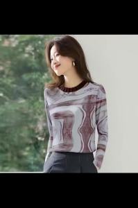 AMMIN เสื้อยืดแบบสวมหัวรอบคอหลวมพิมพ์ลายเรขาคณิตแขนยาวแบบใหม่ในฤดูใบไม้ร่วง2025สำหรับผู้หญิงเสื้อสง่างามแบบลำลองสไตล์เกาหลี