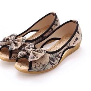 [Free Shipping] 2026 Spring WomenS Embroidered Cloth Shoes MomS Shoes Wedge Heel Casual Peep-Toe Shoes Breathable Sandals For Middle-Aged Women