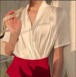 Alisa Sonya เสื้อยืดผ้าซาตินหรูหราสําหรับฤดูร้อนเสื้อสตรีคอวีแขนสั้นสไตล์ฝรั่งเศส