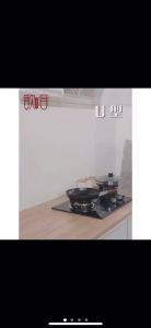 VÁCH NGĂN DẦU MỠ BÁM LÊN TƯỜNG MÀU TRẮNG