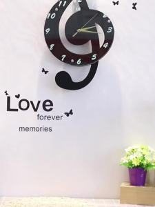 LZD  Ghi Chú Sáng Tạo Cá Tính Đồng Hồ Treo Tường Điện Tử Bằng Gỗ Đồng Hồ Thời Trang Hoạt Hình Im Lặng Phòng Trẻ Em Đồng Hồ Tường Thạch Anh