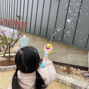 ĐỒ CHƠI GẬY VÀ SÚNG TẠO BONG BÓNG PHÁT NHẠC VÀ ĐÈN PINKFONG BABY SHARK HÀN QUỐC DÀNH CHO BÉ