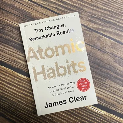 ✨✨【หนังสือ】Atomic Habits อังกฤษ โดย เจมส์ คลีร์ สร้างนิสัยดี ทำลายนิสัยไม่ดี เล่ม bestseller | หนังสือไม่-fiction เกี่ยวกับการพัฒนาตนเอง | วางบนโต๊ะไม้✨✨