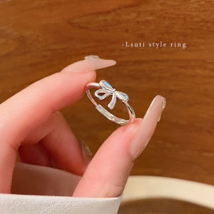 แหวนเปิดโบว์สีเงินสไตล์เย็นสำหรับผู้หญิงแหวนออกแบบที่เรียบง่ายเฉพาะกลุ่มเครื่องประดับมือสไตล์เกาหลีรุ่นใหม่
