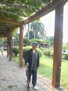 Tongkat Berjalan Berkerusi untuk Warga Emas Tongkat Tiga Kaki Tidak Licin Pelbagai Fungsi Mudah Dilipat & Ringan手杖折叠凳