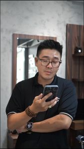 Sáp Vuốt Tóc Uppercut Deluxe Monster Hold Pomade - chống mồ hôi cực mạnh được tạo ra đặc biệt cho các phong cách truyền thống hoặc táo bạo hơn cần giữ nếp mạnh mẽ giúp bạn kiểm soát phong cách của mình suốt cả ngày dài.