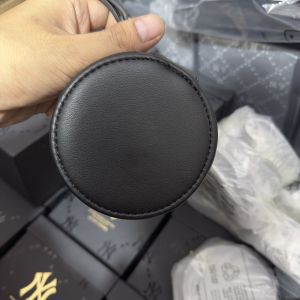 Ví Tròn Mini Cầm Tay NY Monogram Kích thước: 13cm x 13cm x 5cm