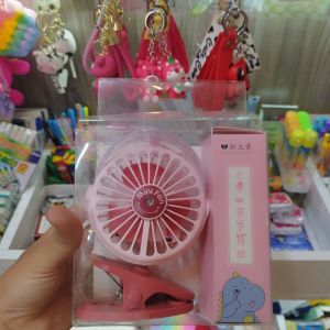 Quạt tích điện phun sương mini cầm tay xoay 360 độ có đế kẹp bàn và có đèn led siêu sáng tiện lợi