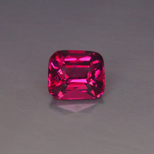 พลอยโรโดไลต์การ์เน็ตสีชมพูขนาด 1.72 กะรัต ทรงเบาะเจียระไนสวยงามสะดุดตา เหมาะสำหรับทำเครื่องประดับ