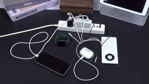 Wireless charger fast charging 3-in-1 compatible with Watch and smartphones / Portable multifunctional wireless earphones