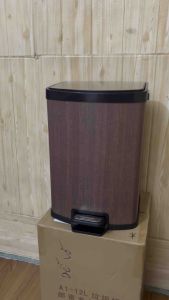 Thùng rác 95% bằng thép không gỉ chống vân tay bám bẩn. Nắp đạy hạ từ từ như cửa hít của xe sang.