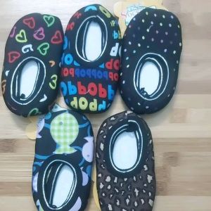 Hài nỉ nhung TE04 (1-3 tuổi kt: 13x6cm )giữ ấm chống trượt đi trong nhà ấm áp vào mùa đông sạch sẽ phù hợp với mọi lứa tuổi. Mua 5 đôi tặng 1 giá 16kk