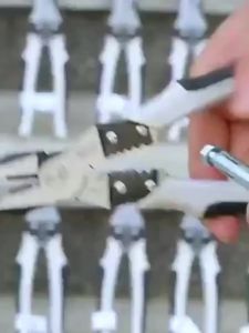 9นิ้ว คีมอเนกประสงค์ ทำจากเหล็ก CR-V กันน้ำ กันสนิม 5in1 (ปอกลวด/กดลวด/ตัด/ม้วนลวด/หนีบ) คีมปากแหลม