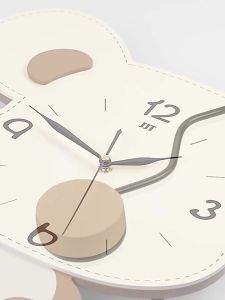 Creative Clock Living Room Simple Decorative Clock High-End Feeling Wall-Hanging Light Luxury Violent Bear WallFast shipping