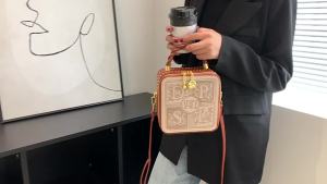 2025 กระเป๋าถือสะพายไหล่ผู้หญิงสไตล์เรปักลายตัวอักษร ดีไซน์เฉพาะกลุ่มยอดนิยมสำหรับการถ่ายทอดสดฤดูร้อน Hot