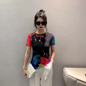 AMMIN เสื้อยืดแขนสั้นมัดย้อมสำหรับผู้หญิงเสื้อเบลาส์พิมพ์ลายกราฟฟิตีไซส์ใหญ่พิเศษแฟชั่นเสื้อยืดคอกลมเรียบง่ายฤดูร้อน2024