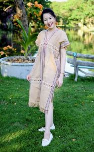 เดรสกะเหรี่ยง งานทอมือ ทอกี่(ด้ายไหมประดิษฐ์) ขนาดฟรีไซส์ มี18สีให้เลือก.