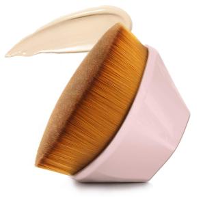Cọ trang điểm nền dạng dẹt kiểu Kabuki hình lục giác dùng để đánh phấn má hồng kem nền dạng lỏng hoặc dạng bột giúp tán đều các loại mỹ phẩm dạng lỏng kem hoặc phấn đi kèm hộp đựng bảo vệ (màu đen).