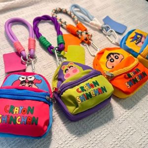 Kawaii Crayon Shin-chan กระเป๋าใส่เหรียญและเงินสดสำหรับเด็กดีไซน์การ์ตูน พร้อมสายคล้องคอแบบพกพารองรับโทรศัพท์มือถือ เป็นของขวัญสำหรับเพื่อน