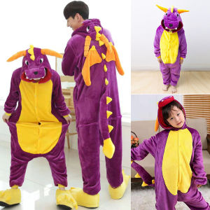 SKY ส่งเร็ว ชุดมาสคอต เด็ก ชุดมาสคอต ชุดโฮมผู้ใหญ่สำหรับเด็ก ชุดการแสดงสัตว์ ชุดไดโนเสาร์สีม่วง รองเท้าและถุงมือ ชุดนอนฤดูหนาว หนา นุ่ม คุณภาพดี!!