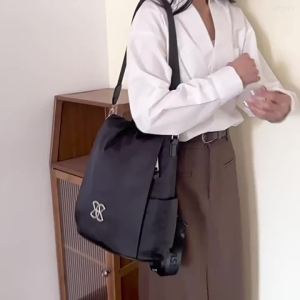 Túi đeo vai đơn và đôi kiểu dáng học sinh chất liệu nylon chống trộm mới phổ biến trên mạng kiểu dáng giống túi của người có sức ảnh hưởng bán buôn từ nhà sản xuất cho xuất khẩu.