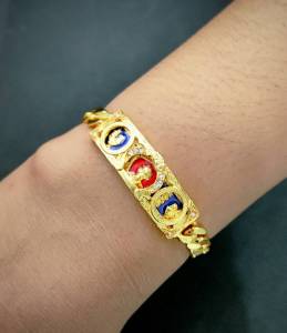 เลสหลวงพ่อรวย ไตรมาส59 กรอบทองฝังเพชรcz เลสข้อมือหลวงพ่อรวยลงยาแดงน้ําเงิน ยาว16.5 cm. ขนาด 2 บาท