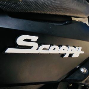 EMBLEM MOTOR SCOOPY LATIN VARIASI TIMBUL 3D BAHAN RESIN