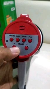 Mini megaphone sudah termasuk Battre bisa dicharger cocok sekali untuk jualan keliling latihan keberanian anak anak guide wisata guru dikelas penyuluhan di lapangan