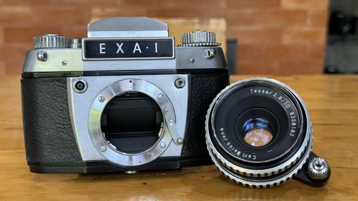 フィルムカメラ EXA 1a・Carl Zeiss Jane 50mm f2.8 Carl Zeiss Jena 50mm f2.8 T Tessar Lens for Exakta | Blue