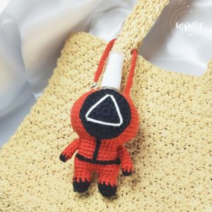 🟥🔺️🔴ตุ๊กตาผู้คุม Squid Game ที่ใส่ขวดสเปรย์แอลกอฮอล์ พร้อมขวด30ml กระเป๋าใส่ขวดcotton ห้อยกระเป๋า พกพาสะดวก