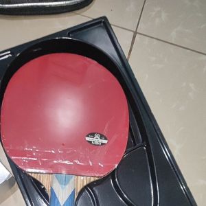 Bet Tenis Meja Loki 6.0 Star & Bahan Carbon Original\\n\\n Apa Itu Bet Tenis Meja Loki 6.0 Star?\\n\\nBet tenis meja Loki 6.0 Star adalah produk olahraga meja tenis yang memiliki kualitas bet pimpong tinggi. Bet ini dirancang dengan bahan carbon original yang memberikan keunggulan dalam performa dan ketahanan.\\n\\n Kualitas Bet Pimpong Tinggi\\n\\nBet tenis meja Loki 6.0 Star menawarkan kualitas bet pimpong tinggi, yang memastikan bahwa pemain dapat merasakan pengalaman bermain yang optimal. Bahan carbon original yang digunakan pada bet ini membuatnya menjadi salah satu produk terbaik di pasaran.\\n\\n Keunggulan Bet Tenis Meja Loki 6.0 Star\\n\\nKeunggulan bet tenis meja Loki 6.0 Star antara lain:\\n\\n- Performa yang luar biasa\\n- Ketahanan yang tinggi\\n- Desain ergonomis yang nyaman digenggam\\n\\n Cara Memilih Bet Tenis Meja yang Tepat\\n\\nMemilih bet tenis meja yang tepat sangat penting untuk meningkatkan kinerja pemain. Berikut adalah beberapa hal yang perlu dipertimbangkan saat memilih bet tenis meja.\\n\\n Perbedaan Bahan Bet Tenis Meja\\n\\nPerbedaan bahan bet tenis meja dapat mempengaruhi performa dan ketahanan bet tersebut. Beberapa bahan yang umum digunakan antara lain:\\n\\n- Carbon: memberikan kekuatan dan ketahanan yang tinggi\\n- Wood: memberikan kontrol yang baik\\n- Rubber: memberikan daya serap yang baik\\n\\n Bagaimana Mengetahui Bet Pimpong Asli\\n\\nUntuk memastikan bahwa bet pimpong yang dibeli adalah asli, perhatikan beberapa hal berikut:\\n\\n- Cek logo dan tanda merek pada bet\\n- Cek kualitas bahan dan konstruksi bet\\n- Cek harga dan bandingkan dengan harga di pasaran\\n\\n Tips Menggunakan Bet Tenis Meja Loki 6.0 Star\\n\\nBerikut adalah beberapa tips menggunakan bet tenis meja Loki 6.0 Star:\\n\\n Cara Merawat Bet Tenis Meja\\n\\nUntuk menjaga bet tenis meja Loki 6.0 Star tetap dalam kondisi baik, lakukan beberapa hal berikut:\\n\\n- Simpan bet di tempat yang kering dan aman\\n- Hindari menggosok bet terlalu keras\\n- Ganti rubber jika sudah aus\\n\\n Teknik Bermain Tenis Meja dengan Bet Loki 6.0 Star\\n\\nBet tenis meja Loki 6.0 Star dapat digunakan dengan teknik-teknik bermain tenis meja berikut:\\n\\n- Serve: gunakan bet untuk melakukan serve dengan kekuatan yang optimal\\n- Smash: gunakan bet untuk melakukan smash dengan kecepatan yang tinggi\\n- Spin: gunakan bet untuk melakukan spin dengan kontrol yang baik\n}