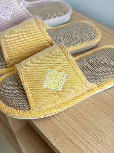 รองเท้าแตะผ้าลินินสำหรับผู้ชายในบ้าน คู่รัก ไม่ลื่น เงียบ สี่ฤดู รองเท้าแตะครึ่งแพ็ค นุ่ม ระบายอากาศ เย็นสำหรับผู้หญิง ขายส่ง