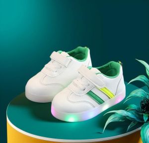 🔥จัดส่งจากคลังสินค้าในประเทศไทย🔥 รองเท้าเด็ก ใหม่ ไฟ LED สีสันสดใส กีฬายามว่าง