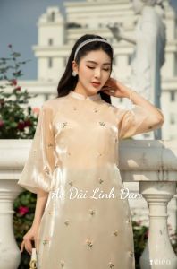 Áo dài vải tơ óng hoa thêu tay tạo nên sự khác biệt nổi bật - Áo Dài Linh Đan