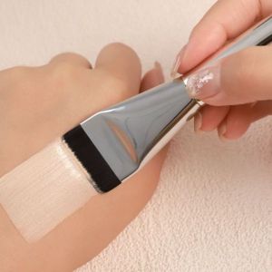 Cọ đầu dẹt quét kem nền tán nền JONBOS màu trắng bạc hình vuông dễ sử dụng