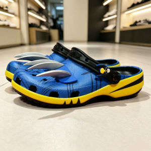 Crocss New Wolverine-themed clogs anime-inspired closed-toe sandals fashionable outdoor and beach shoes with non-slip soles wholesale