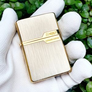 Bật Lửa ͏Xăng Đá Zorro 2 Mộc Đáy Bạc Xước Viền Mạ Vàng ( Tặng Đá Bấc - Có Hộp )