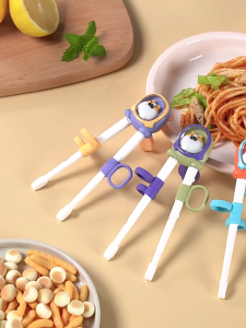 ตะเกียบตามหลักสรีรศาสตร์สำหรับเด็กเทคโนโลยีเด้งอัตโนมัติสำหรับการพัฒนาทักษะการให้อาหารอัตโนมัติในช่วงต้น