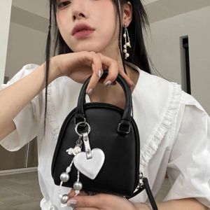 กระเป๋าสะพายข้าง ทรงวงรี เเบบใหม่ห้อยหัวใจน่ารัก ถือได้ สะพายได้