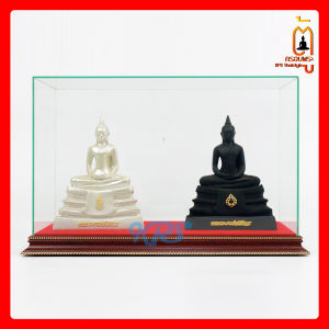 ตู้ครอบพระ ตู้พระ ตู้ใส่พระ ใสรอบด้าน ขอบเปลือย ฐานสีน้ำตาลโอ๊คลายเชื่อกเหลืองทอง ผ้ากำมะหยี่แดง