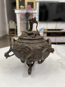 Lư xông trầm rồng bằng đồng màu nâu cao 16cm rộng 15cm nặng gần 1kg
