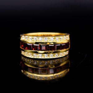 แหวนโกเมน( Garnet) สีแดง ตัวเรือนเงินแท้ 92.5 % ชุบทองคำ ไซด์นิ้ว 64 หรือเบอร์ 10.5US พลอยแท้จากบ่อจันทบุรี สินค้ามีใบรับประกัน