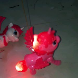 Một mô hình chú Ngựa Pony bằng nhựa có nhạc và đèn led rất đẹp tặng kèm pin
