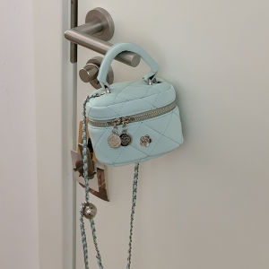 Deere Jack กระเป๋าสะพายผู้หญิง กระเป๋า สะพาย หญิง กระเป๋าหนังสะพายข้าง กระเป๋าถือพกพา กระเป๋าสะพายนักเรียน กระเป๋าสะพายข้างของผู้หญิงกระเป๋าถือแฟชั่นรุ่นใหม่กลิ่นหอมขนาดเล็กสไตล์เพชรกระเป๋าสะพายไหล่สายโซ่