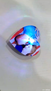 เข็มกลัดอะคริลิคปุ่มโอนย้ายความร้อนด้วยไฟ LED แบบทำมือเข็มกลัดปกคอเสื้อบริสุทธิ์ว่างเปล่าสำหรับงานฝีมือ