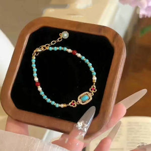 Beaded bracelet paired with metal flower bracelet - versatile stylish jewelry for women. 巨美 新中式古风绿松石串珠手链叠戴金属花朵手链百搭气质时尚首饰女