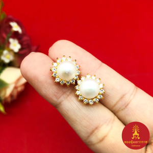 ต่างหูทองฝังไข่มุกแท้ล้อมเพชร (มุกน้ำจืด) ขนาด 1.3x1.3cm เกรดพรีเมี่ยม ต่างหูปักก้าน ดีไซน์สวยงาม เรียบหรู แฟชั่น ส่งไว